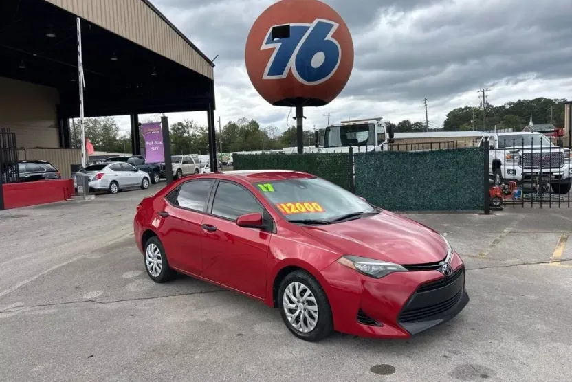 2017 Toyota Corolla LE photo 1