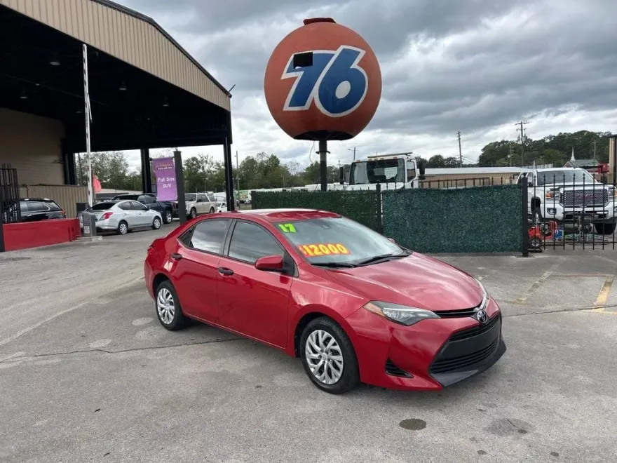 2017 Toyota Corolla LE photo 1