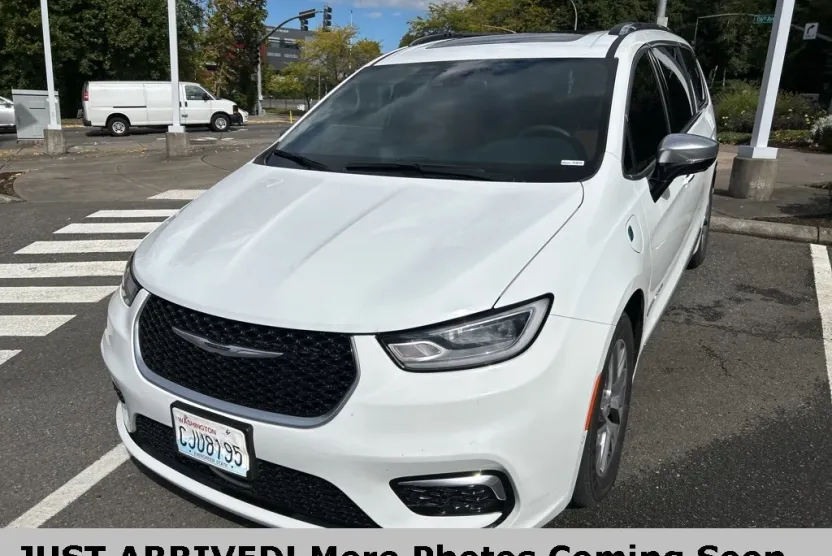 2023 Chrysler Pacifica Hybrid Pinnacle photo 1