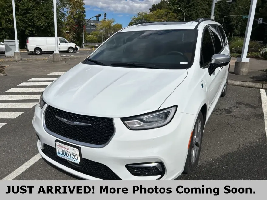 2023 Chrysler Pacifica Hybrid Pinnacle photo 1