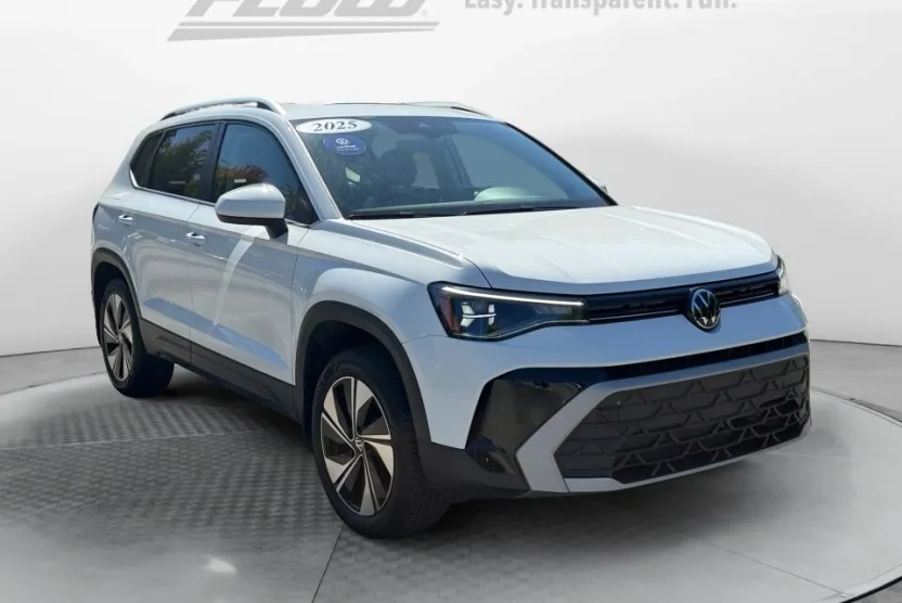 2025 Volkswagen Taos SE photo 1