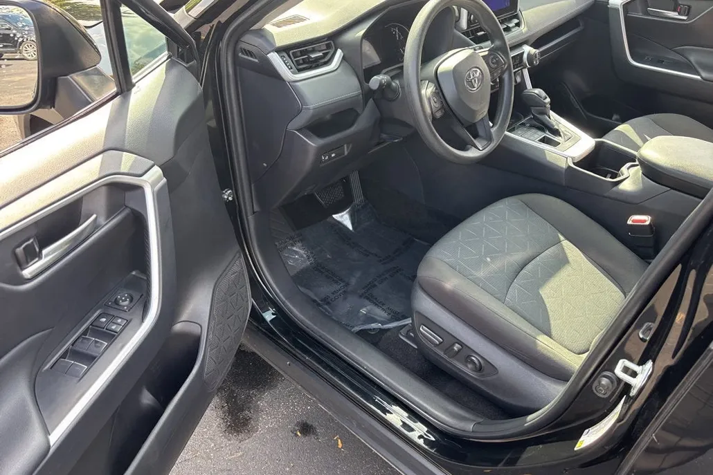 2025 Toyota RAV4 XLE photo 1