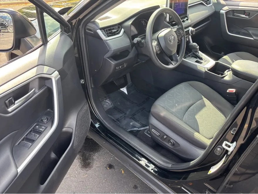 2025 Toyota RAV4 XLE photo 1