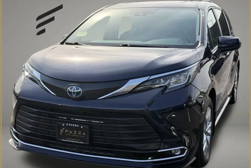 2022 Toyota Sienna XLE photo 1