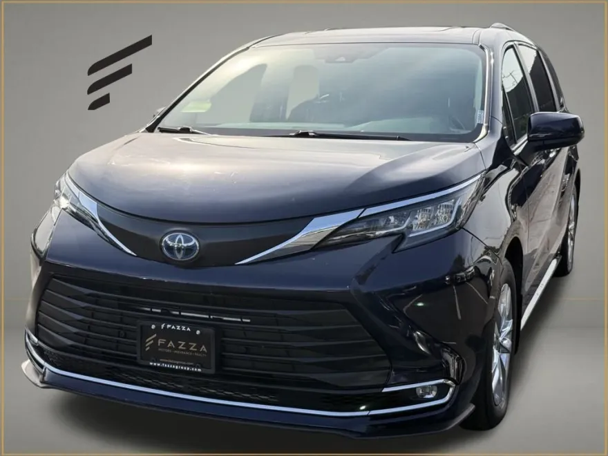 2022 Toyota Sienna XLE photo 1