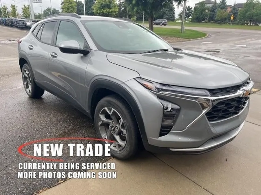 2024 Chevrolet Trax LT photo 1