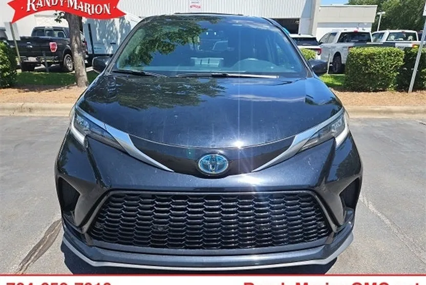 2021 Toyota Sienna XSE photo 1