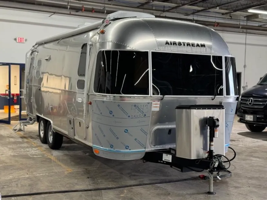 2025 Airstream Flying Cloud photo 1