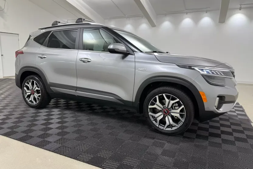 2023 Kia Seltos SX photo 1