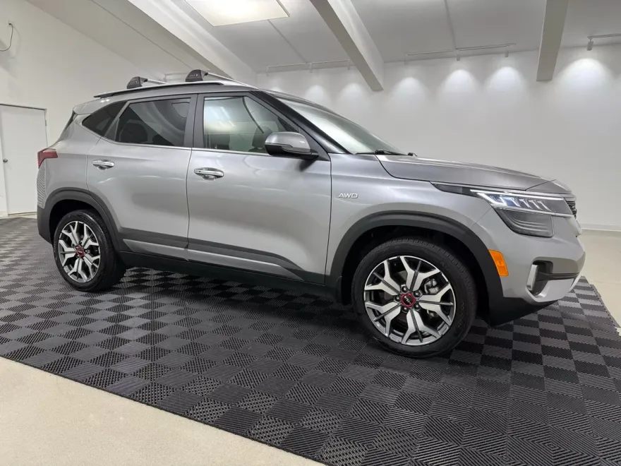 2023 Kia Seltos SX photo 1