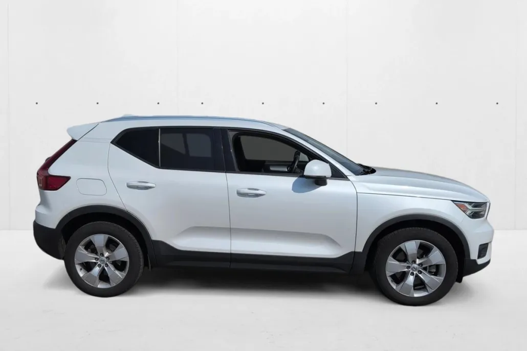 2022 Volvo XC40 T5 AWD Momentum Plus photo 1