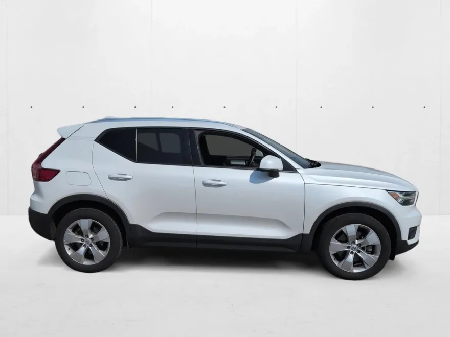 2022 Volvo XC40 T5 AWD Momentum Plus photo 1