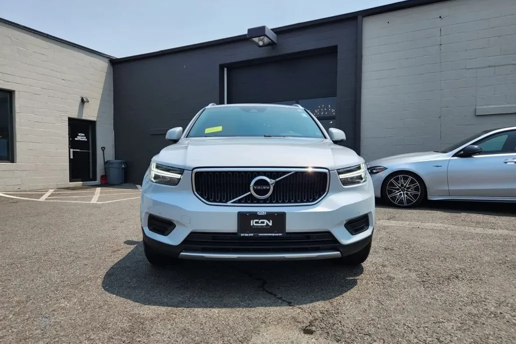 2020 Volvo XC40 Momentum photo 1