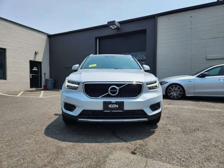 2020 Volvo XC40 Momentum photo 1