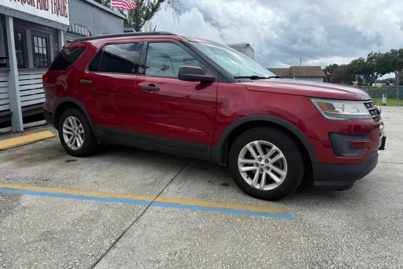2016 Ford Explorer XLT photo 1