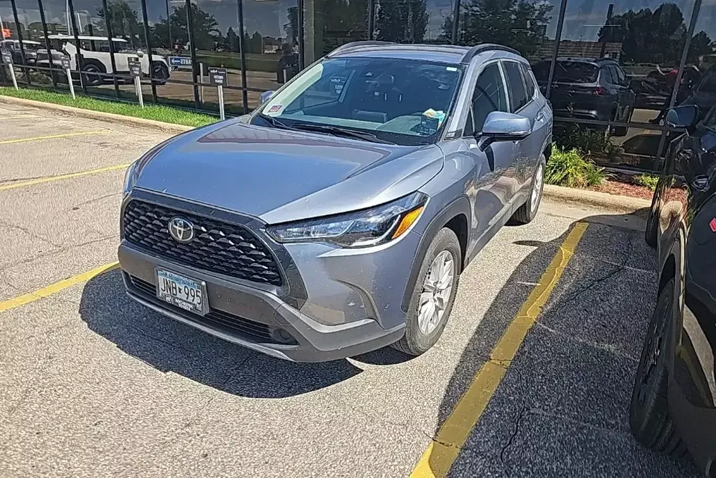2022 Toyota Corolla Cross LE photo 1