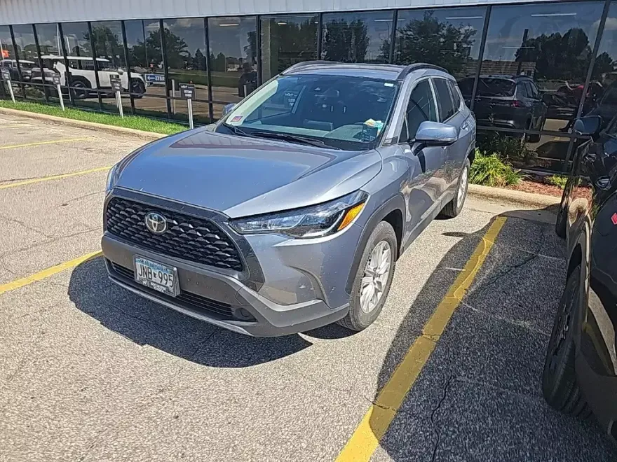 2022 Toyota Corolla Cross LE photo 1
