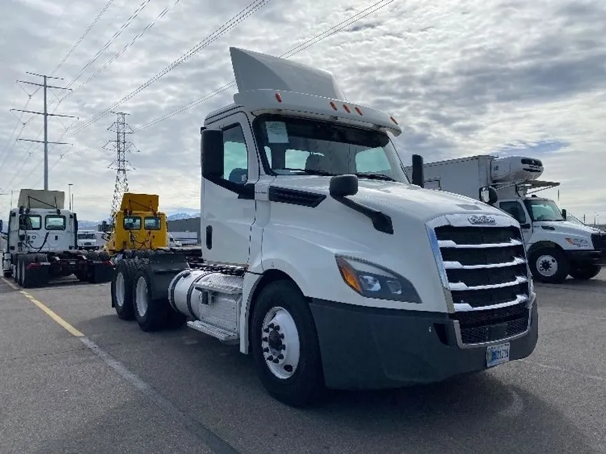 2019 Freightliner Cascadia 126" Day cab photo 1