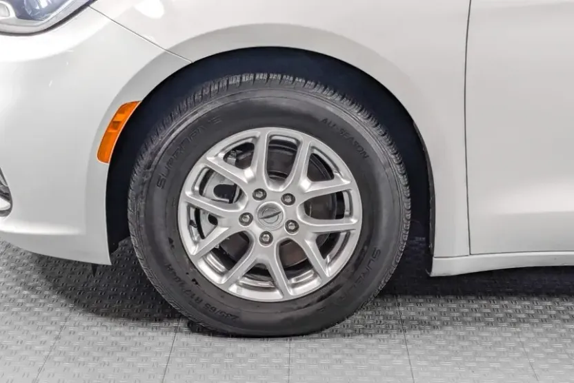 2022 Chrysler Pacifica Touring L photo 1