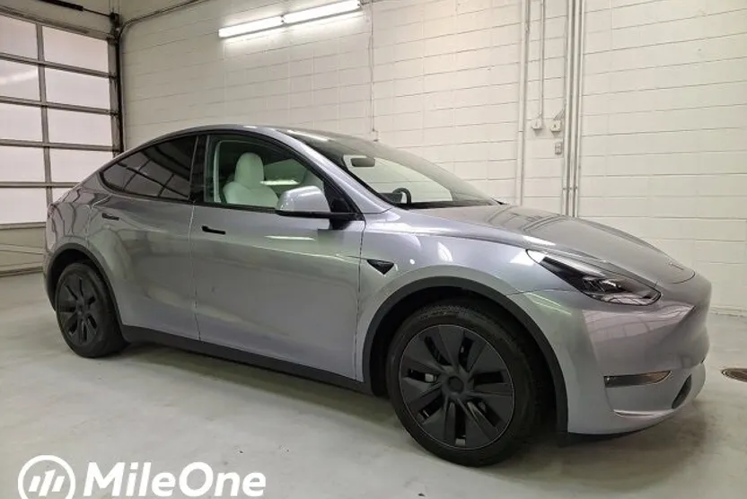 2024 Tesla Model Y Long Range photo 1