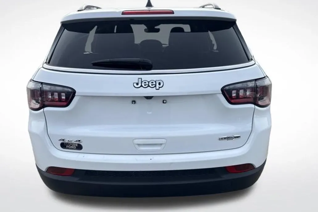 2024 Jeep Compass Latitude photo 1