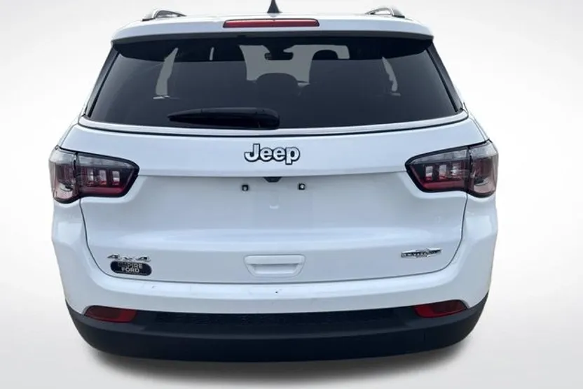 2024 Jeep Compass Latitude photo 1