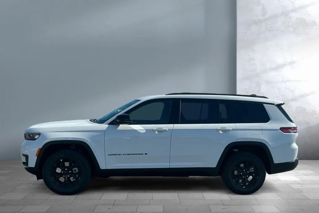 2025 Jeep Grand Cherokee Altitude photo 1