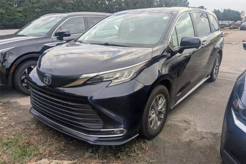 2021 Toyota Sienna XLE photo 1