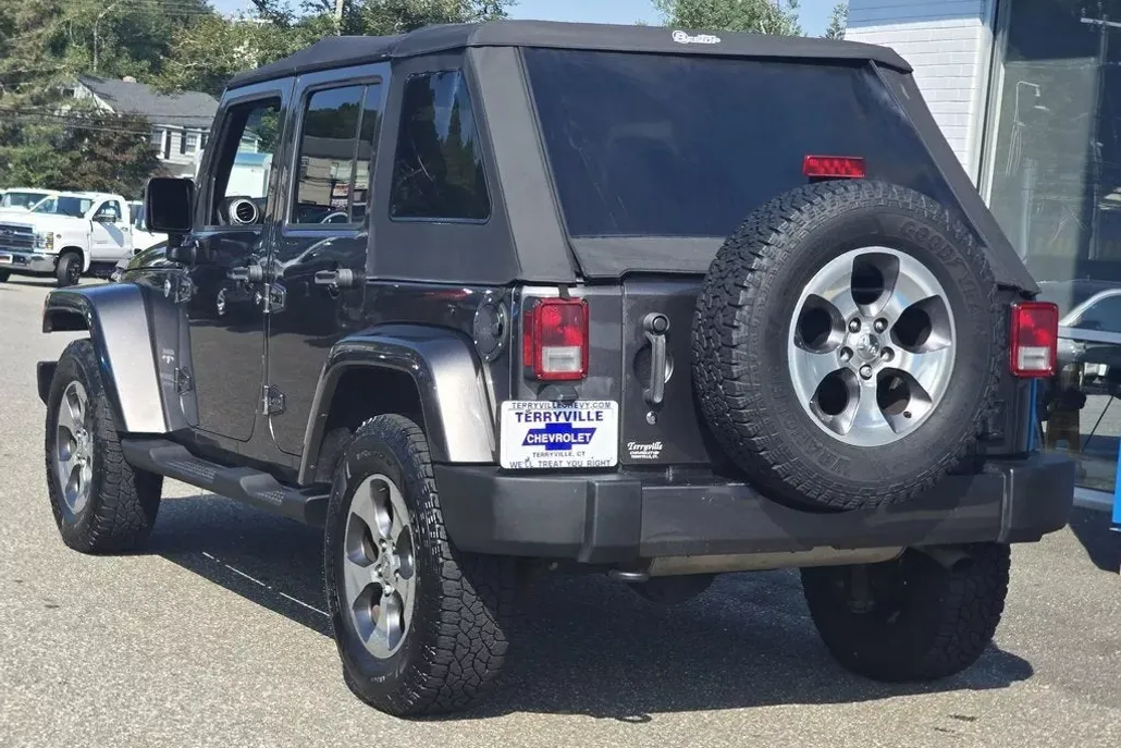 2016 Jeep Wrangler Unlimited Sahara photo 1