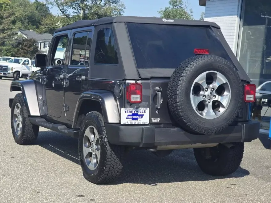 2016 Jeep Wrangler Unlimited Sahara photo 1