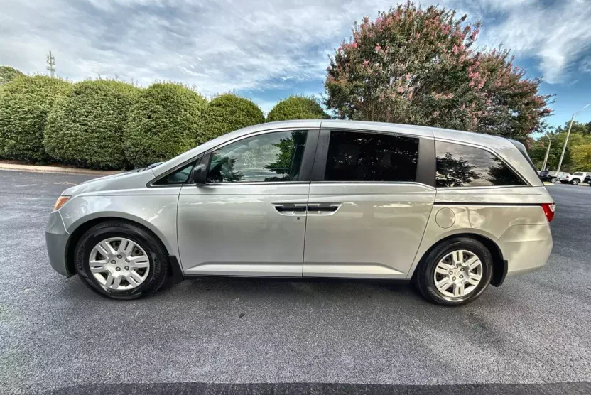 2013 Honda Odyssey LX photo 1