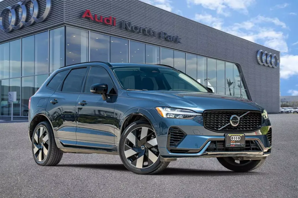 2023 Volvo XC60 Recharge Hybrid Plus photo 1