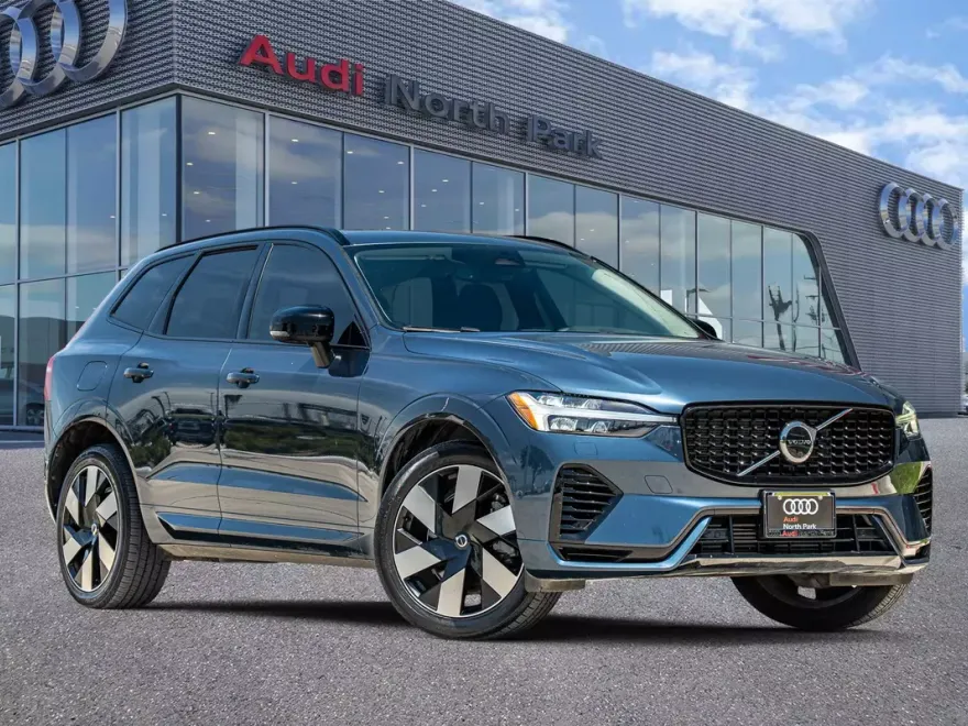 2023 Volvo XC60 Recharge Hybrid Plus photo 1