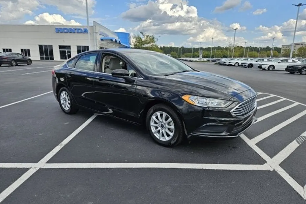 2017 Ford Fusion S photo 1