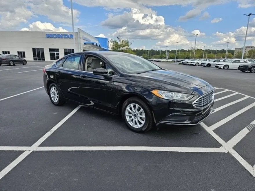 2017 Ford Fusion S photo 1