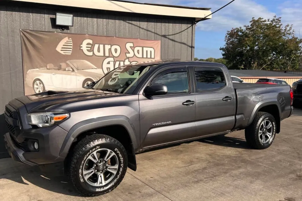 2017 Toyota Tacoma SR5 TRD Sport photo 1