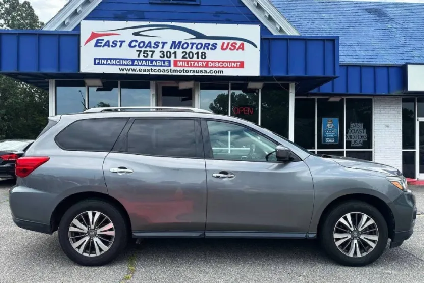 2018 Nissan Pathfinder SV photo 1