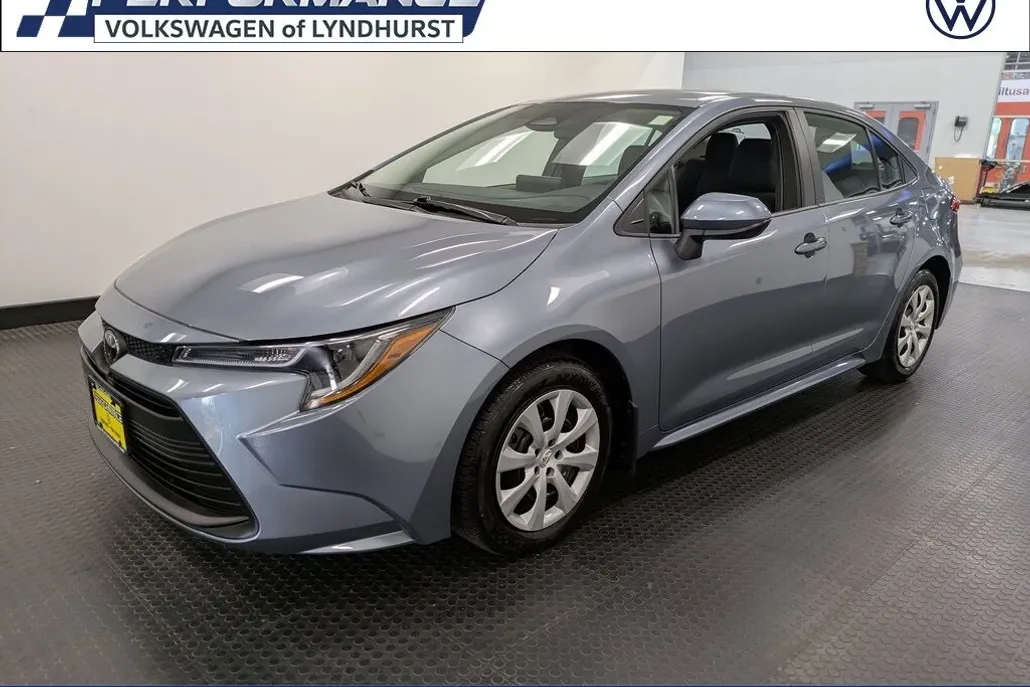 2024 Toyota Corolla LE photo 1