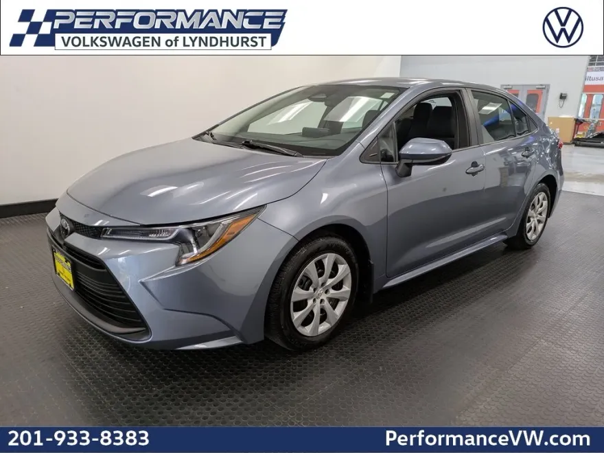 2024 Toyota Corolla LE photo 1