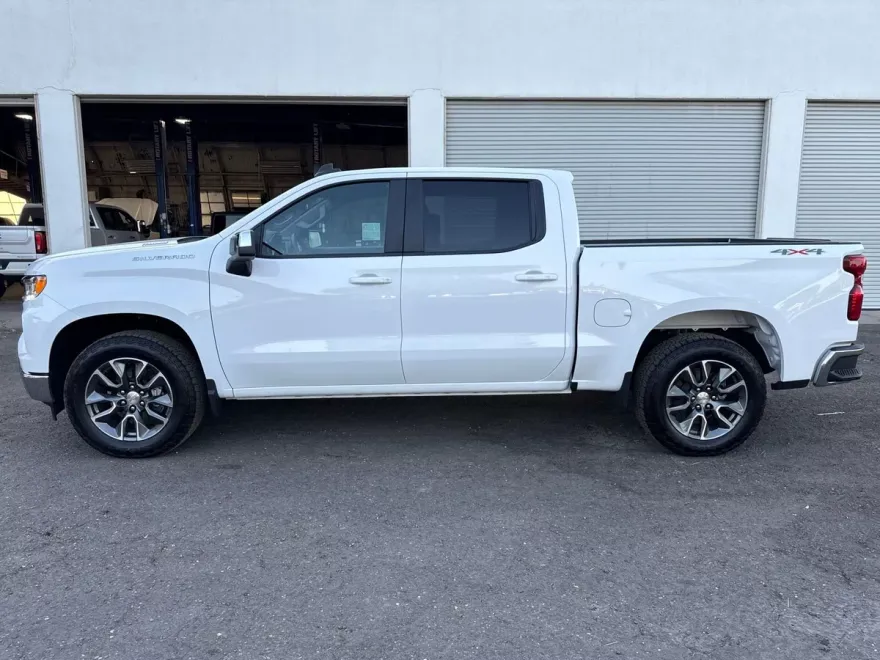 2025 Chevrolet Silverado 1500 LT photo 1