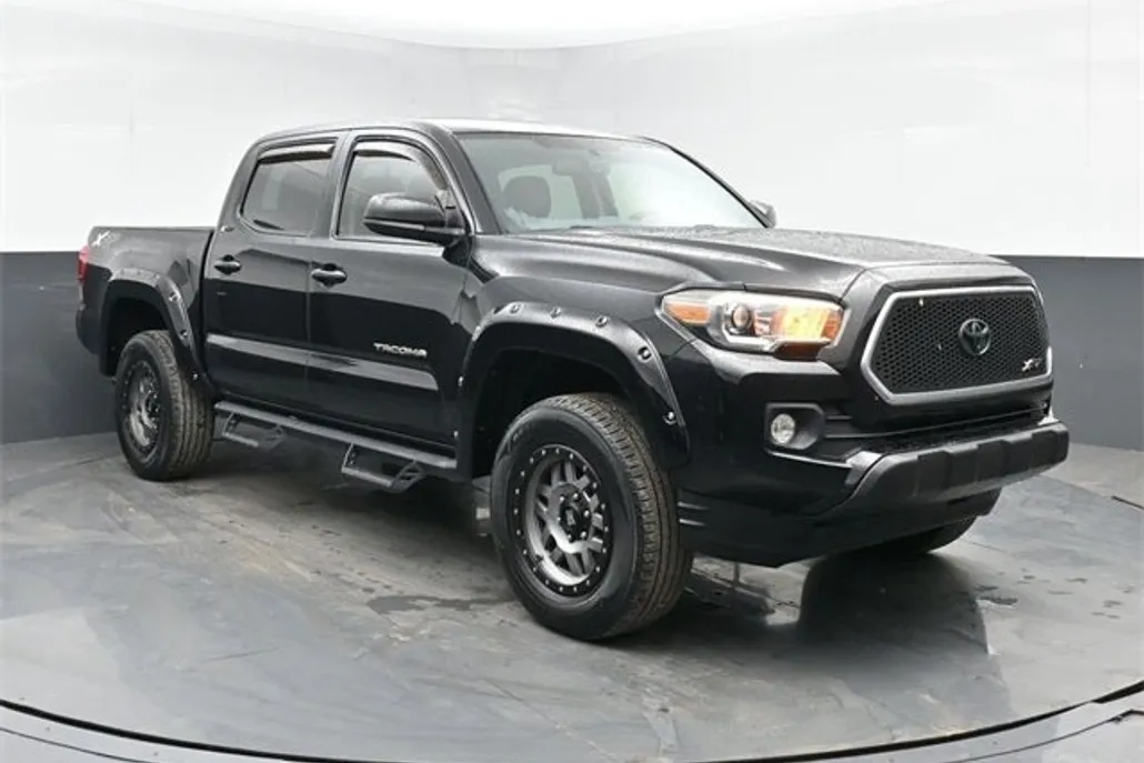 2017 Toyota Tacoma SR5 photo 1