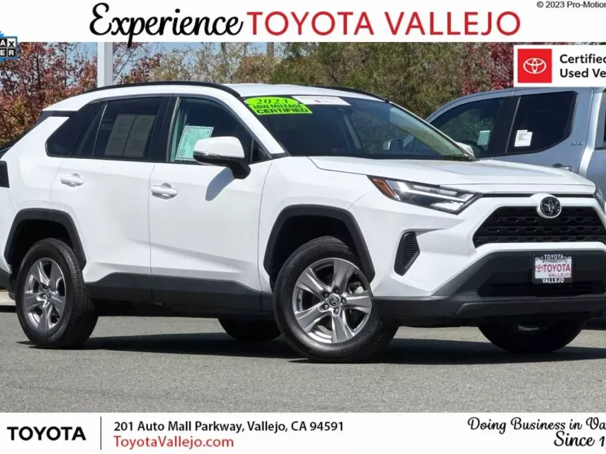 2023 Toyota RAV4 XLE photo 1
