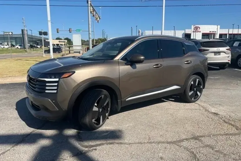 2025 Nissan Kicks SR photo 1