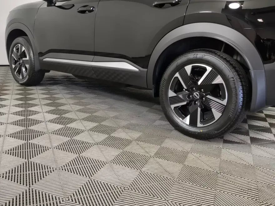 2025 Nissan Kicks SV photo 1