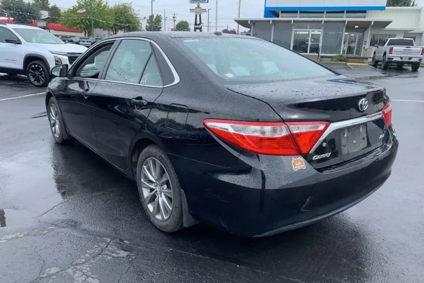 2015 Toyota Camry XLE photo 1