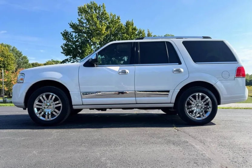 2010 Lincoln Navigator Base photo 1