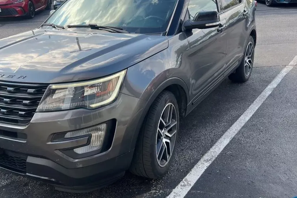 2017 Ford Explorer Sport photo 1
