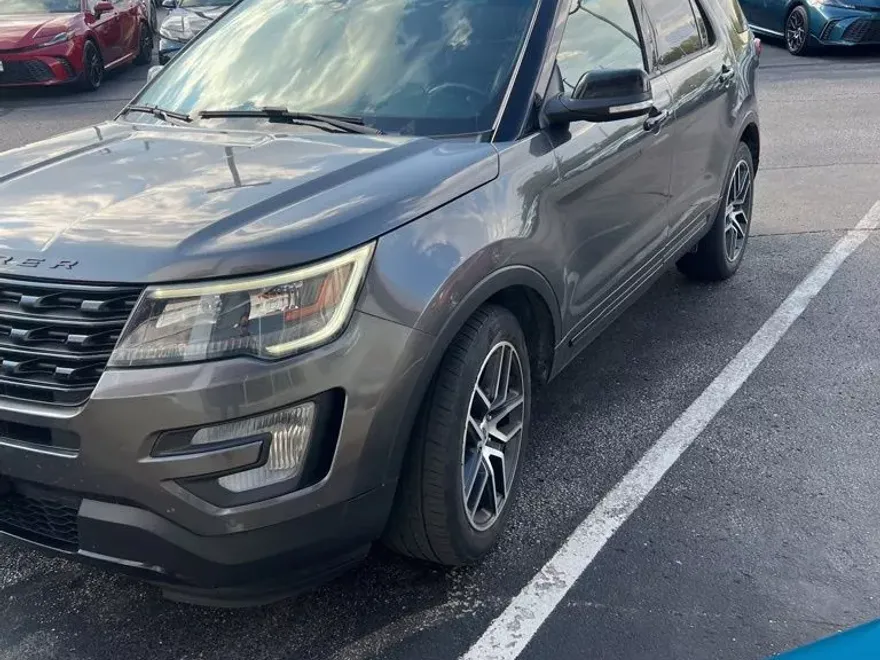 2017 Ford Explorer Sport photo 1