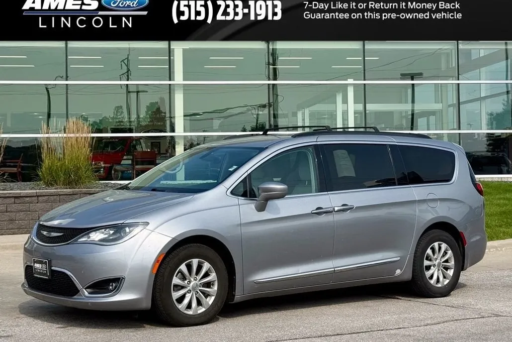 2017 Chrysler Pacifica Touring L photo 1