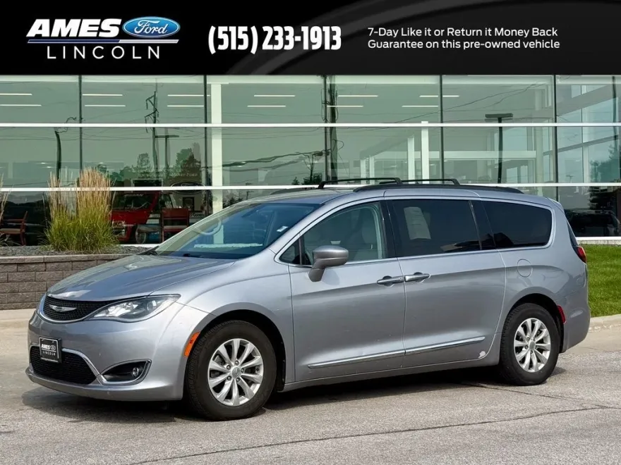 2017 Chrysler Pacifica Touring L photo 1